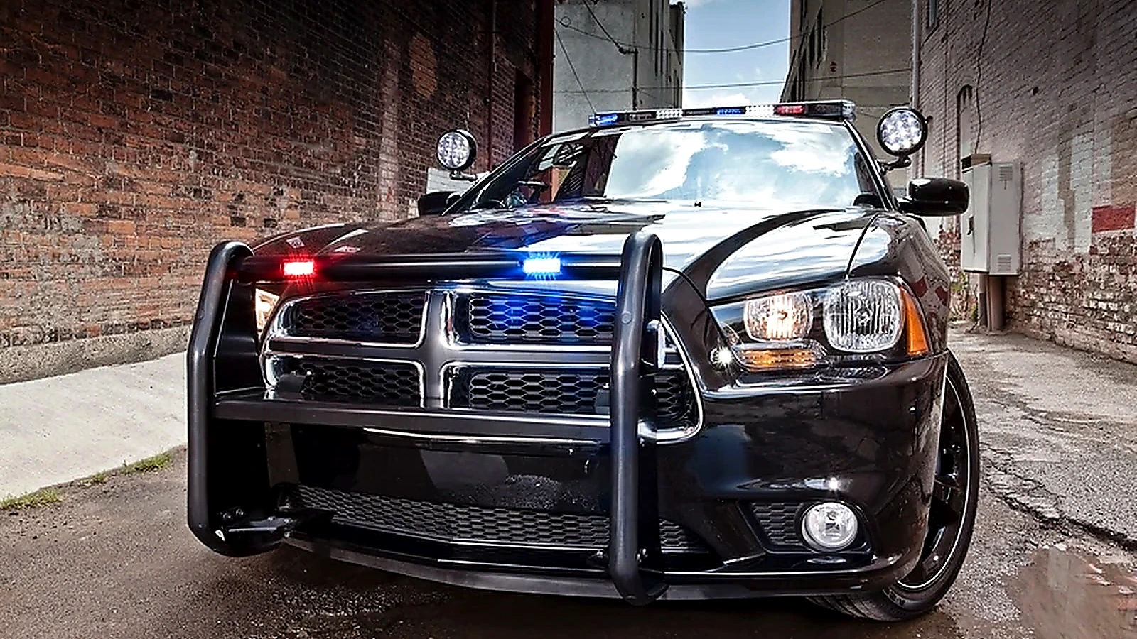 Dodge Charger SRT8 Sedan Improves Style and Core - restored article image 1