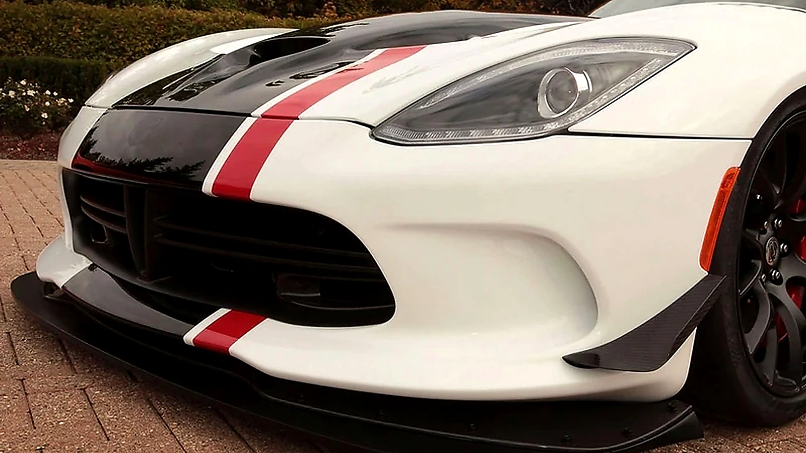 Dodge introduced the extreme Viper ACR 2016 - restored article image 2