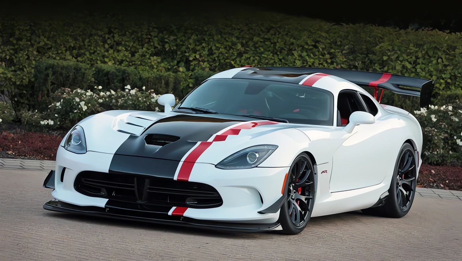 Dodge gave the green light to the track coupe Viper ACR