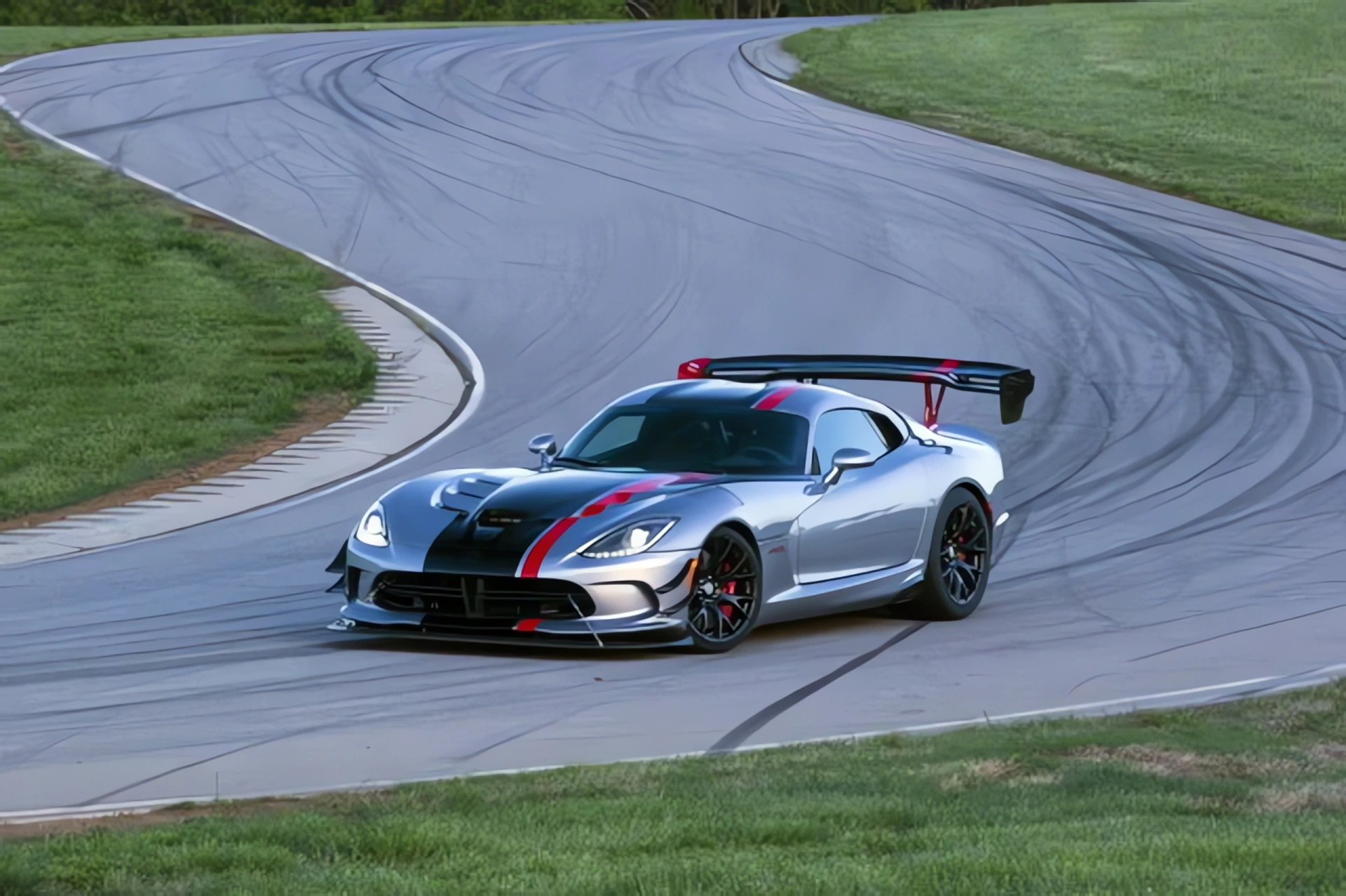 Dodge introduced the extreme Viper ACR 2016