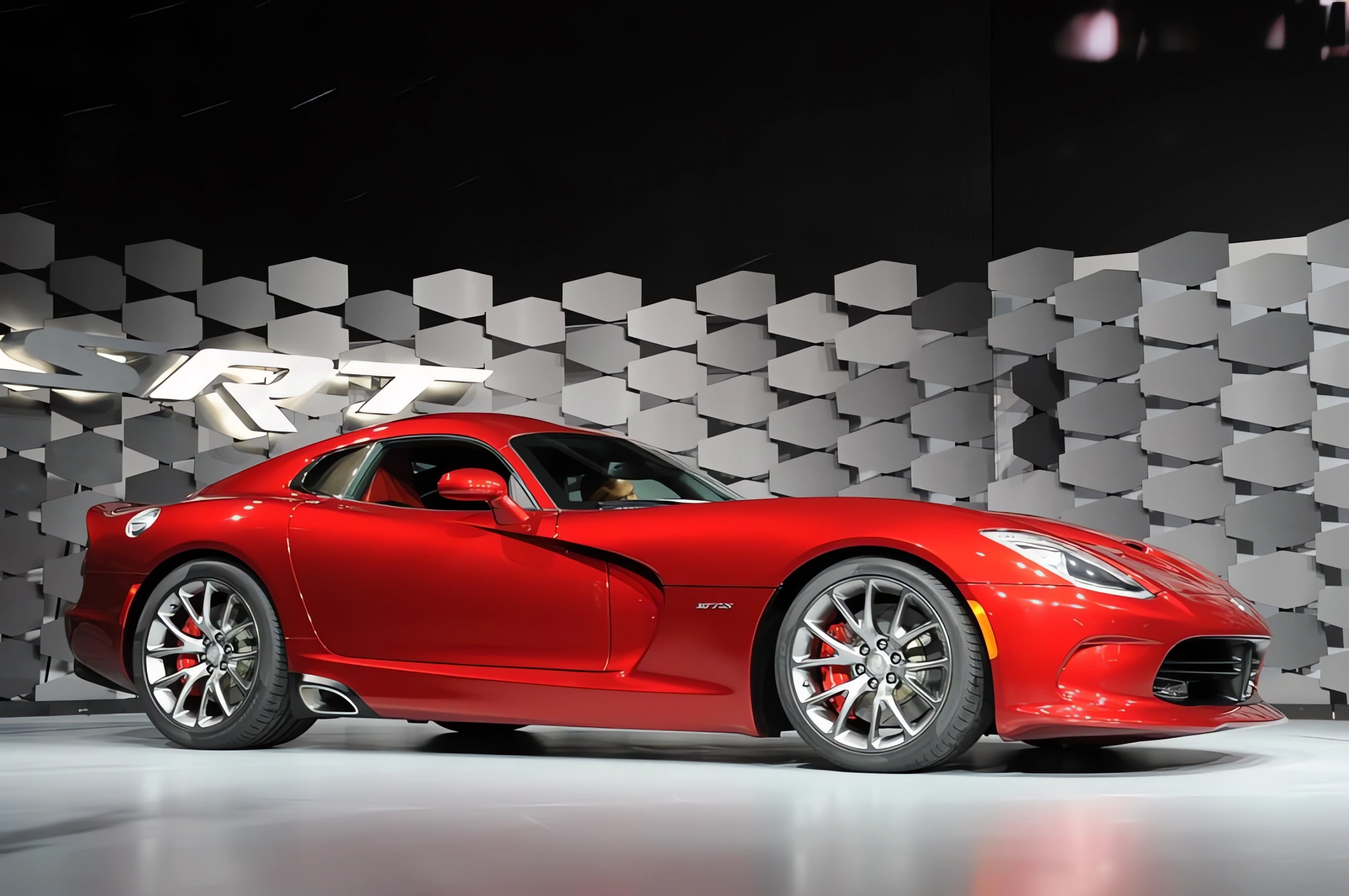 Dodge Viper Stunning Style Astonishes Everyone - restored article image 2